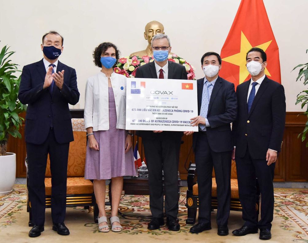 Thứ trưởng Ngoại giao Tô Anh Dũng và Thứ trưởng Bộ Y tế Trần Văn Thuấn tiếp nhận tượng trưng 672.000 liều vắc xin do Chính phủ và nhân dân Pháp ủng hộ. (Nguồn ảnh: vietnamnet.vn)